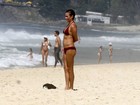 Andréa Beltrão curte dia de praia e exibe corpão em forma