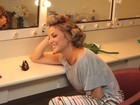 Com 'bobes' no cabelo, Claudia Leitte posta foto de bastidores de show