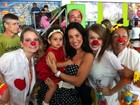 Scheila Carvalho leva a filha a festa de Natal de fundação beneficente