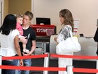 Letícia Spiller é clicada com os filhos em aeroporto do Rio