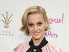 Loira e com mecha preta no cabelo, Katy Perry lança perfume
