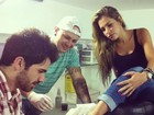 Rodrigão finge tatuar a namorada, Adriana, e posta foto no Twitter