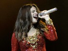 Selena Gomez usa macacão curtinho e exibe pernas em show
