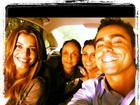 Ricardo Pereira, Grazi, Antonelli e Cininha tiram foto dentro de carro