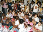 Ex-BBB Maumau participa de festa de Natal para crianças da Amicca