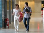 Letícia Spiller e outros famosos circulam por aeroporto no Rio