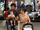 Daniele Suzuki passeia com o filho e o marido