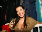 Grávida, Priscila Pires bebe champagne em evento