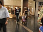 Evandro Mesquita passeia com a família em shopping no Rio