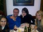 Susana Werner janta em Milão com Roger e Deborah Secco