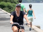 Malu Mader passeia de bicicleta no Rio