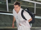 De mochila, Edson Celulari circula por aeroporto do Rio