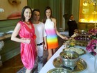 Alessandra Ambrósio usa vestido 'arco-íris' em almoço