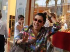 Regina Casé solta os cabelos e faz 'desfile' em shopping no Rio