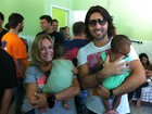 Susana Vieira e Sandro Pedroso visitam abrigo de crianças carentes