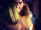 Em foto de beijo, Adriana exibe tatuagem de imagem religiosa
