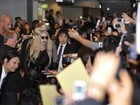 Multidão recebe Lady Gaga em aeroporto do Japão