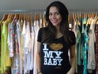 A grávida Daniela Albuquerque vai a lançamento em São Paulo