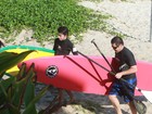 Murilo Benício surfa com o filho mais velho no Rio de Janeiro