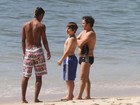 Marcos Frota curte dia de praia com o filho
