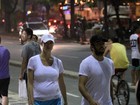 Luana Piovani faz caminhada noturna com Pedro Scooby