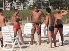Mesmo assediado por fãs, Adriano curte praia no Rio de Janeiro