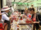 Thaís Fersoza e Yasmin Brunet compram doce em shopping