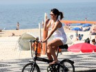 Ana Lima anda de bicicleta na orla do Rio