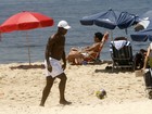 Seedorf curte praia no Rio de Janeiro com a família