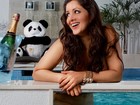 Nana Gouvêa posa nua dentro de uma banheira para anúncio de motel