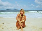 Ex-BBB Tathy Rio faz pose sexy em praia carioca