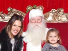 Alessandra Ambrósio e filha posam ao lado de Papai Noel