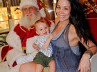 Danielle Winits leva o filho caçula para ver Papai Noel