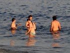 Alexandre Borges e Júlia Lemmertz curtem praia com o filho