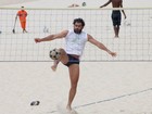 Em pleno Natal, Thierry Figueira joga futevôlei na praia