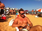 Ex-BBB Wesley volta para o Brasil e mostra corpão em praia do ES