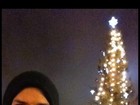 Ashton Kutcher posta foto com árvore de Natal em noite fria nos Eua 