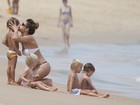Fernanda Lima curte praia em Trancoso com os filhos gêmeos