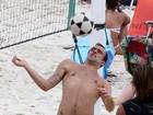 Roger Flores joga futevôlei em praia do Rio