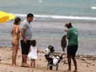 Com a família, Ronaldo curte praia na Bahia e compra peixes