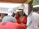 Decotada e de chapéu, Fernanda Paes Leme curte festa em Trancoso