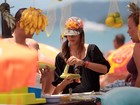 Desejo? Alessandra Ambrósio come milho na praia em Florianópolis