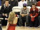 Justin Bieber 'baba' por 'cheerleader' durante jogo de basquete no Canadá