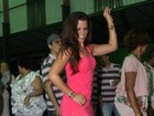 Renata Santos cai no samba em gravação de clipe da Mangueira