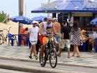 Nalbert passeia com a filha de bicicleta na orla do Leblon, no Rio