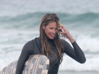 Ops! Elle Macpherson é traída pelo maiô em dia de surf na Austrália