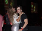Daniel Erthal beija e troca amassos com modelo em show no Rio