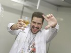 Tiago Abravanel comemora sucesso de 2011 em churrascaria