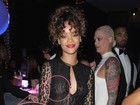 Rihanna curte Réveillon em Miami e deixa à mostra piercing no seio