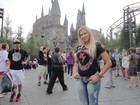Angela Bismarchi passeia no parque do Harry Potter em Orlando